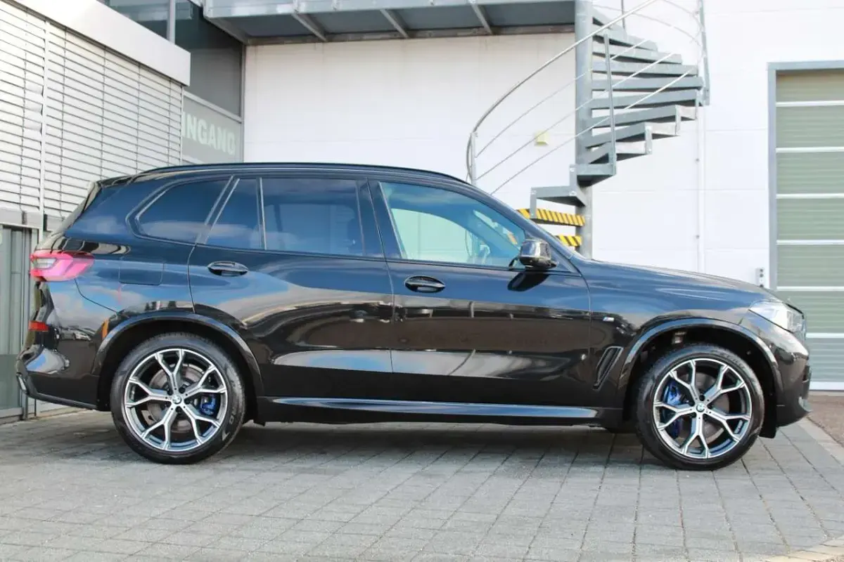 Gebraucht BMW X5 M Sport 340 PS (250 kW) 2023 Black saphire SUV