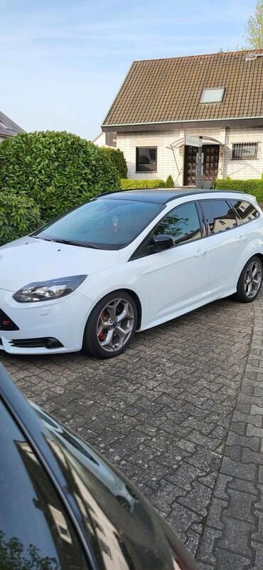 Weiß Gebraucht 2013 Ford Focus Performance Edition Kombi | 9.350 € - Bild 1/4