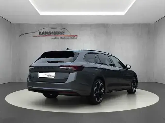 Neu Skoda Superb SportLine 193 PS (141 kW) 2025 Graphite grau Kombi