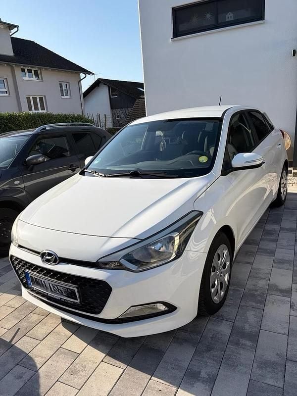 Gebraucht Hyundai i20 75 PS (55 kW) 2016 Weiß Kleinwagen