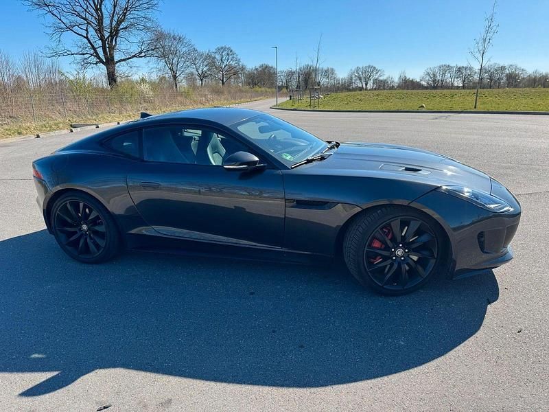Grau Gebraucht 2016 Jaguar F-Type S Coupé | 31.900 € (Etwas zu teuer) - Bild 1/4
