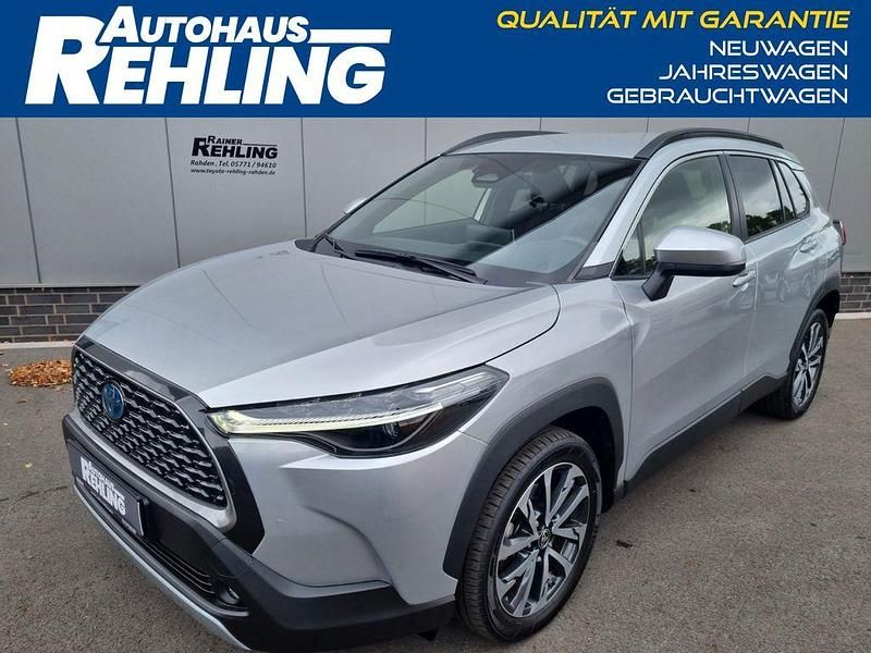 Shimmeringsilvermetallic Gebraucht 2022 Toyota Corolla Cross Team SUV | 30.880 € (Fairer Preis) - Bild 1/4