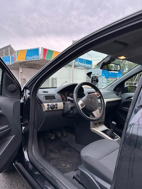 Gebraucht Opel Astra 105 PS (77 kW) 2009 Schwarz Kleinwagen