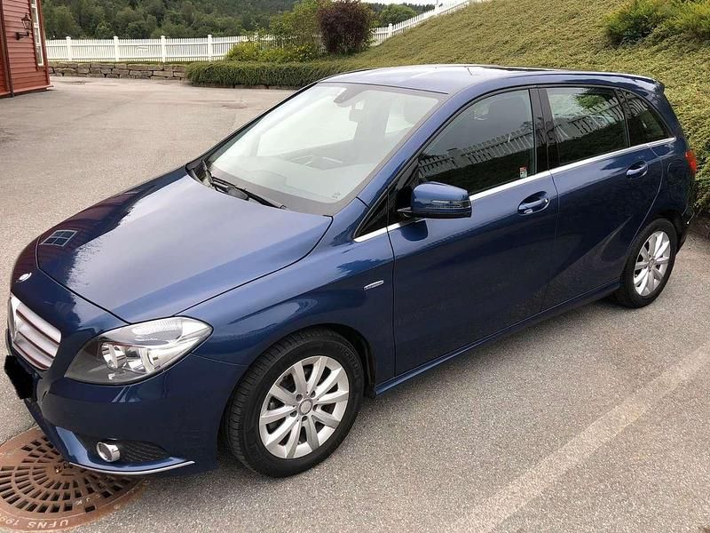 Blau Gebraucht 2012 Mercedes B180 Van / Kleinbus | 7.196 € (Superpreis) - Bild 1/4