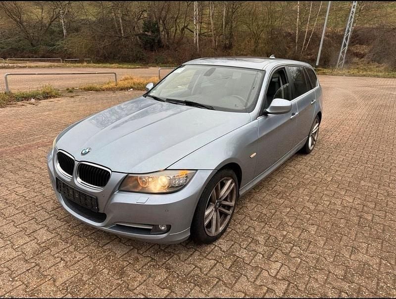 Blau Gebraucht 2012 BMW 320 Kombi | 7.900 € (Superpreis) - Bild 1/4