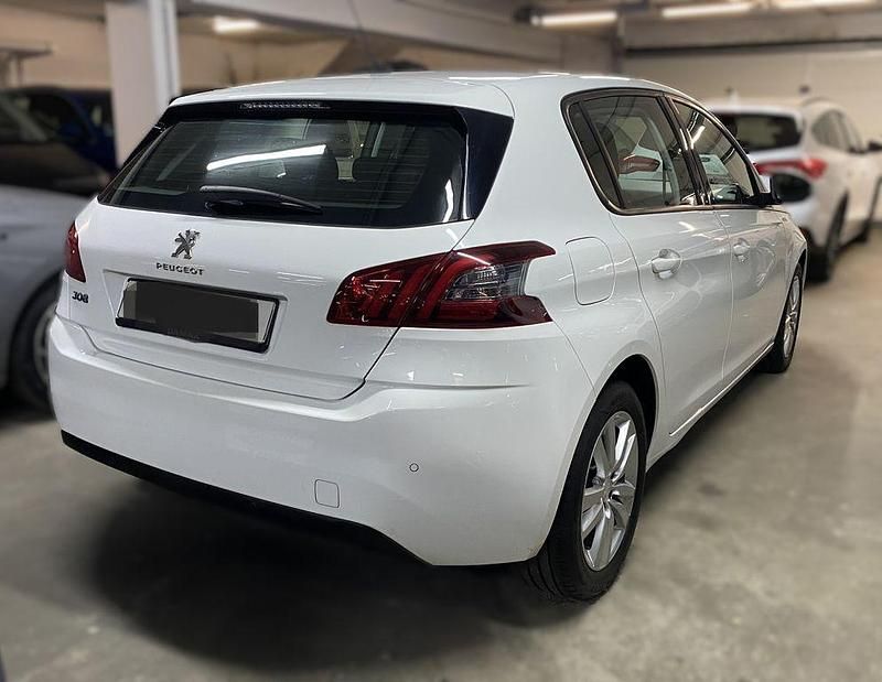 Gebraucht Peugeot 308 Active 131 PS (96 kW) 2018 Weiß Limousine