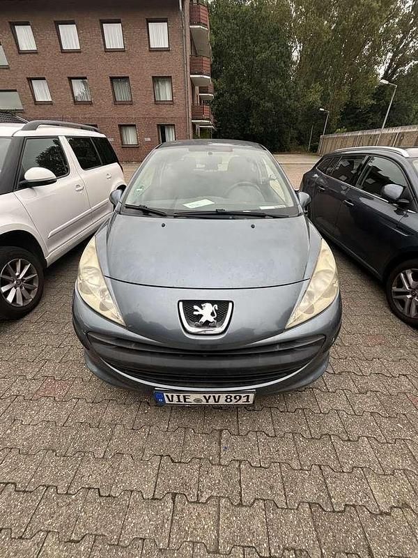 Grau Gebraucht 2006 Peugeot 207 Limousine | 500 € - Bild 1/4