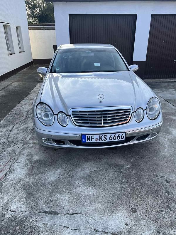Silber Gebraucht 2003 Mercedes E220 Limousine | 4.000 € - Bild 1/4