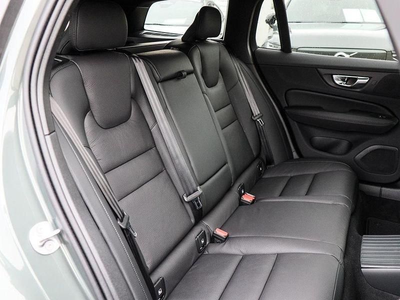 Neu Volvo V60 Plus 310 PS (228 kW) 2026 Grün Kombi