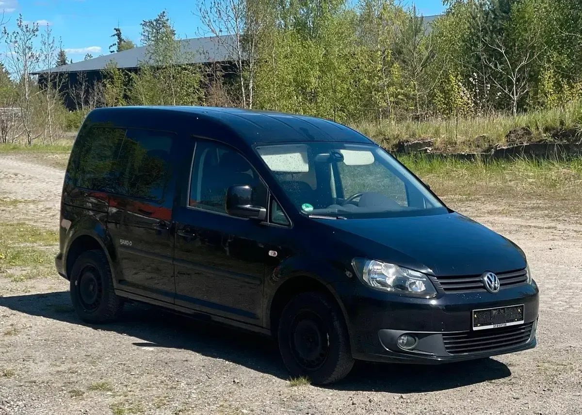 Second-hand VW Caddy 102 CP (75 kW) 2013 Negru Monovolum