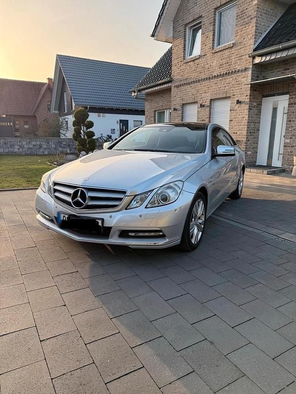 Gebraucht Mercedes E250 204 PS (150 kW) 2011 Silber Coupé