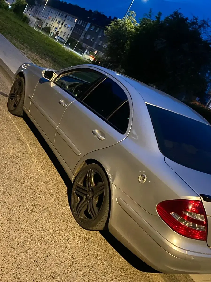 Gebraucht Mercedes E240 177 PS (130 kW) 2002 Silber Limousine