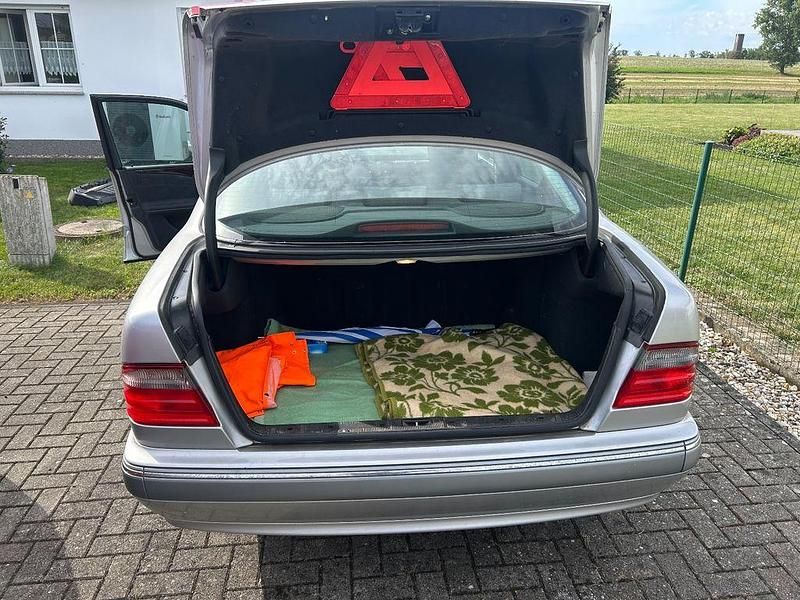 Gebraucht Mercedes 200 163 PS (119 kW) 2001 Silber Limousine