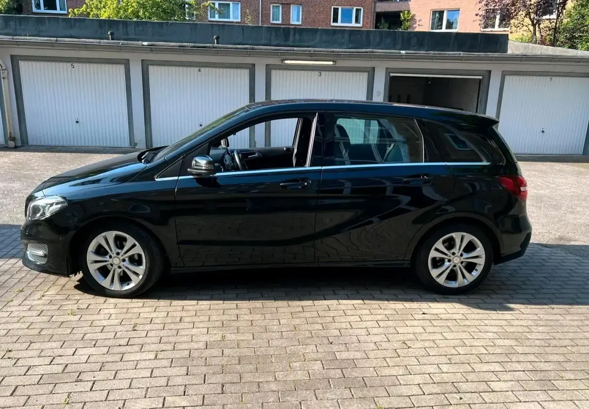 Gebraucht Mercedes B180 136 PS (100 kW) 2015 Schwarz Kleinwagen