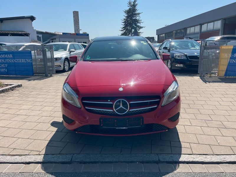 Rot Gebraucht 2013 Mercedes A200 Limousine | 14.999 € (Etwas zu teuer) - Bild 1/4