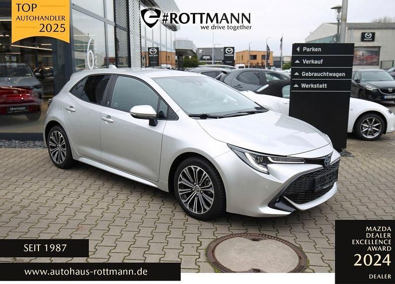 Silber Gebraucht 2024 Toyota Corolla Team Limousine | 25.890 € (Fairer Preis) - Bild 1/4