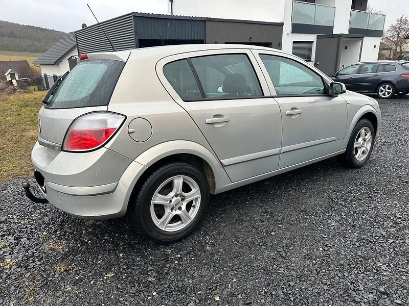 Gebraucht Opel Astra 140 PS (102 kW) 2009 Silber Limousine