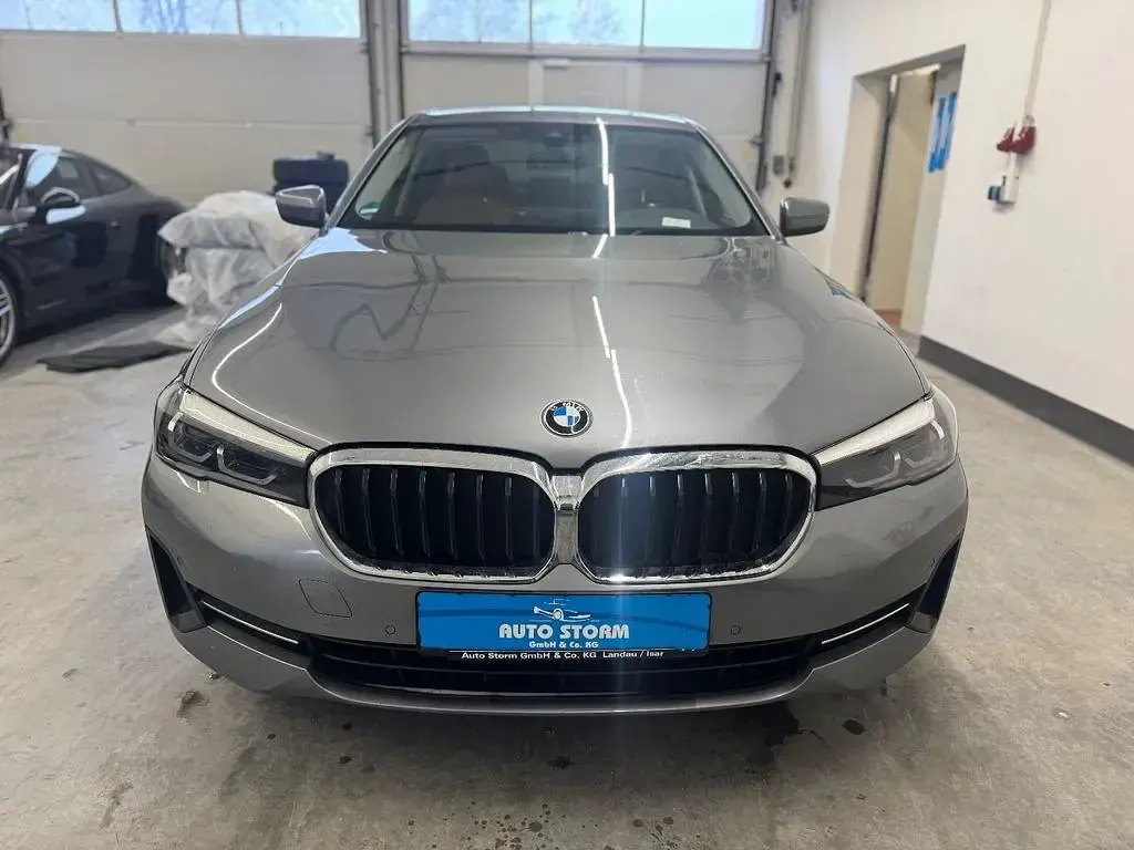 Gebraucht BMW 520 Sport Line 190 PS (139 kW) 2023 Grau Limousine
