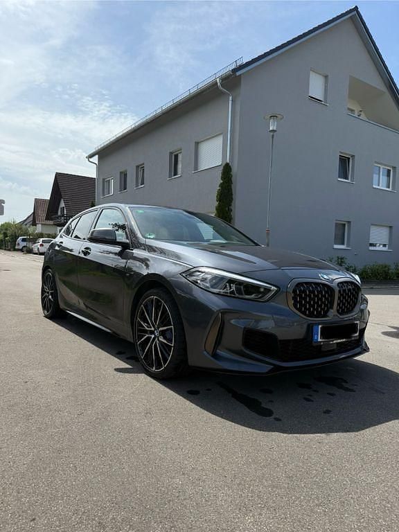 Grau Gebraucht 2020 BMW M135 Performance Kleinwagen | 28.500 € (Fairer Preis) - Bild 1/4