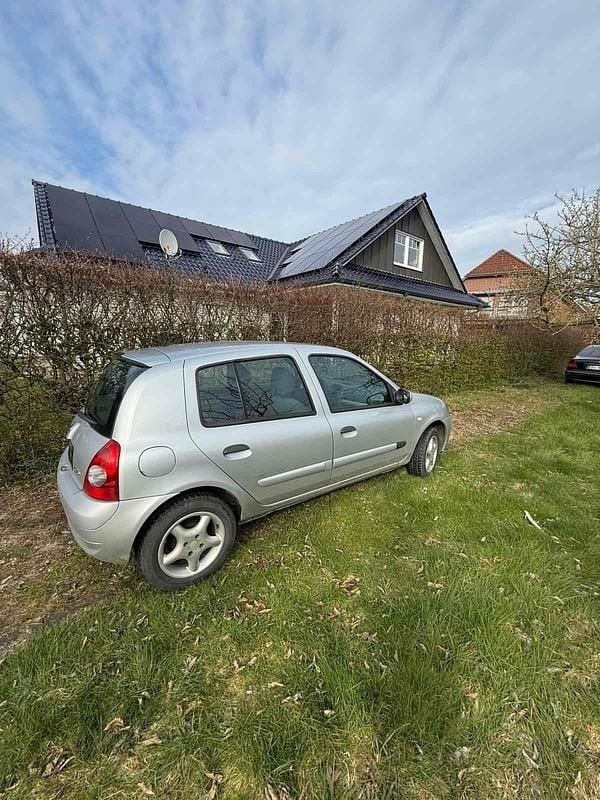 Gebraucht Renault Clio II 58 PS (42 kW) 2005 Silber Kleinwagen