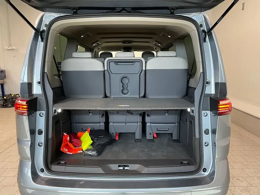 Gebraucht VW Multivan Life 150 PS (110 kW) 2025 Silber Van / Kleinbus