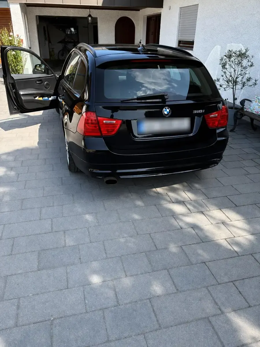 Gebraucht BMW 318 143 PS (105 kW) 2010 Schwarz Kombi