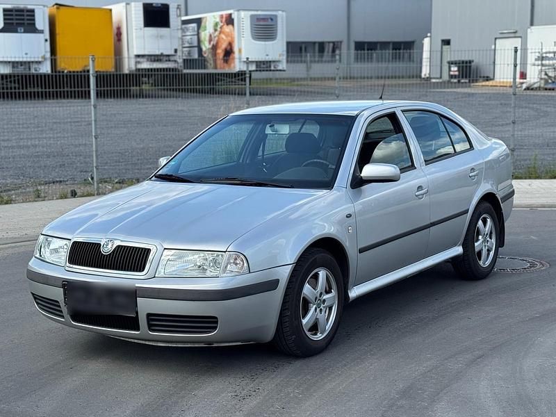 Silber Gebraucht 2003 Skoda Octavia Limousine | 1.500 € (Fairer Preis) - Bild 1/4