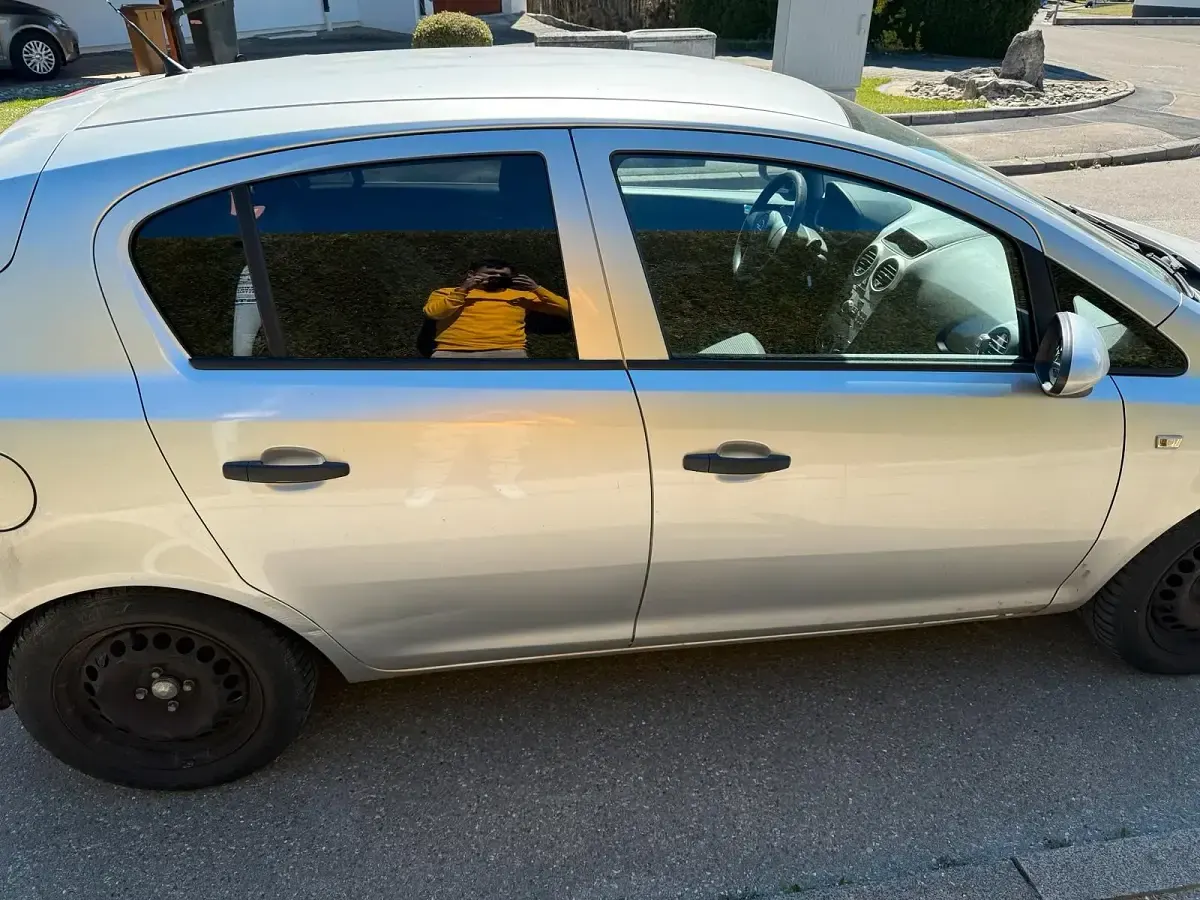 Używany Opel Corsa 75 KM (55 kW) 2010 Srebrny Hatchback