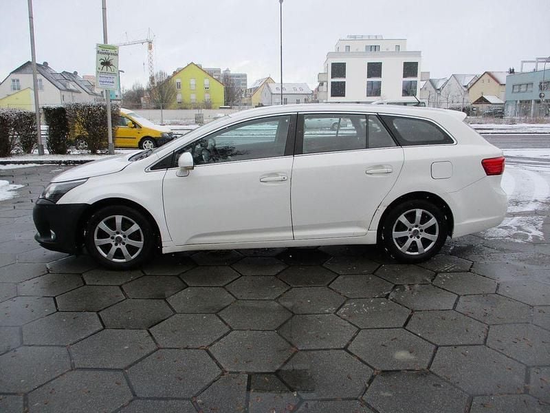 Gebraucht Toyota Avensis Life 124 PS (91 kW) 2012 Super white 2 Kombi