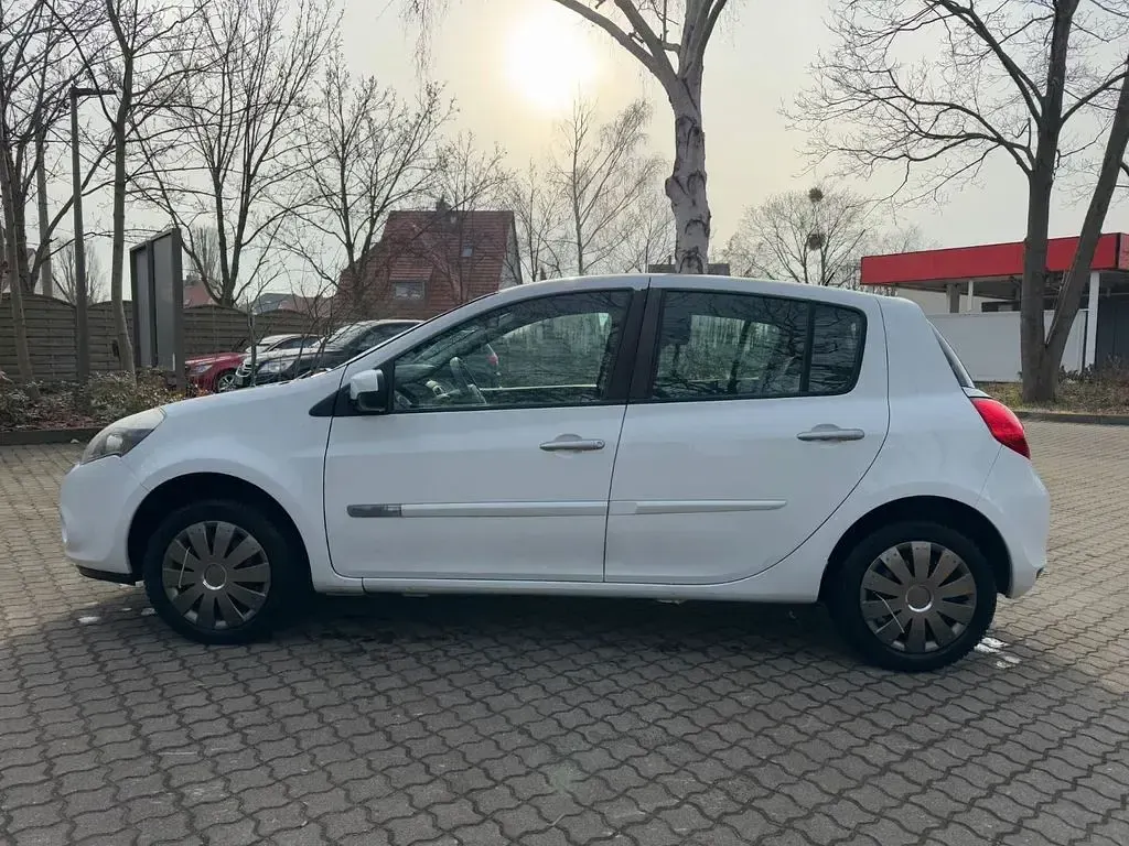 Gebraucht Renault Clio II Dynamique 75 PS (55 kW) 2009 Weiß Limousine