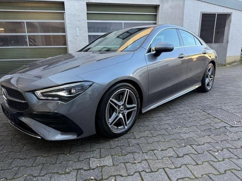 Mountaingrau Gebraucht 2023 Mercedes CLA200 AMG Limousine | 31.685 € (Guter Preis) - Bild 1/4