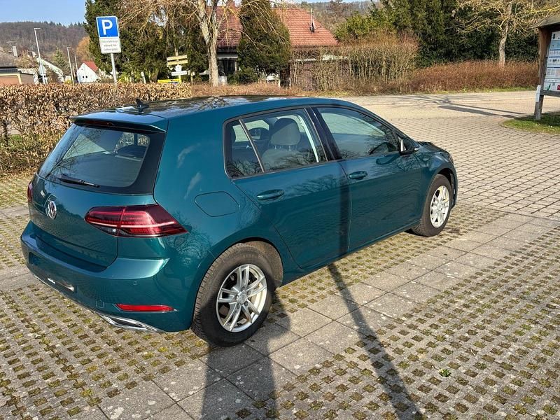 Gebraucht VW Golf VII Comfortline 110 PS (80 kW) 2018 Blau Limousine