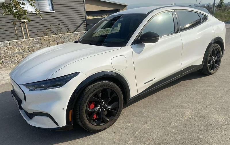 Weiß Gebraucht 2023 Ford Mustang Mach-E Premium SUV | 32.950 € (Guter Preis) - Bild 1/4