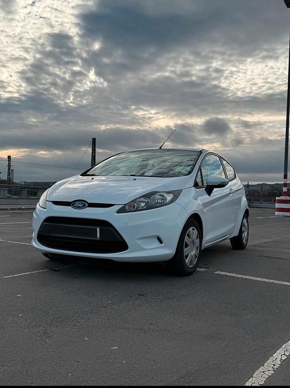 Weiß Gebraucht 2009 Ford Fiesta Kleinwagen | 2.899 € (Fairer Preis) - Bild 1/4