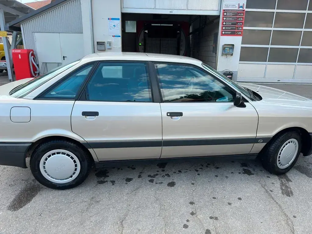 Używany Audi 80 90 KM (66 kW) 1987 Srebrny Sedan/Limuzyna