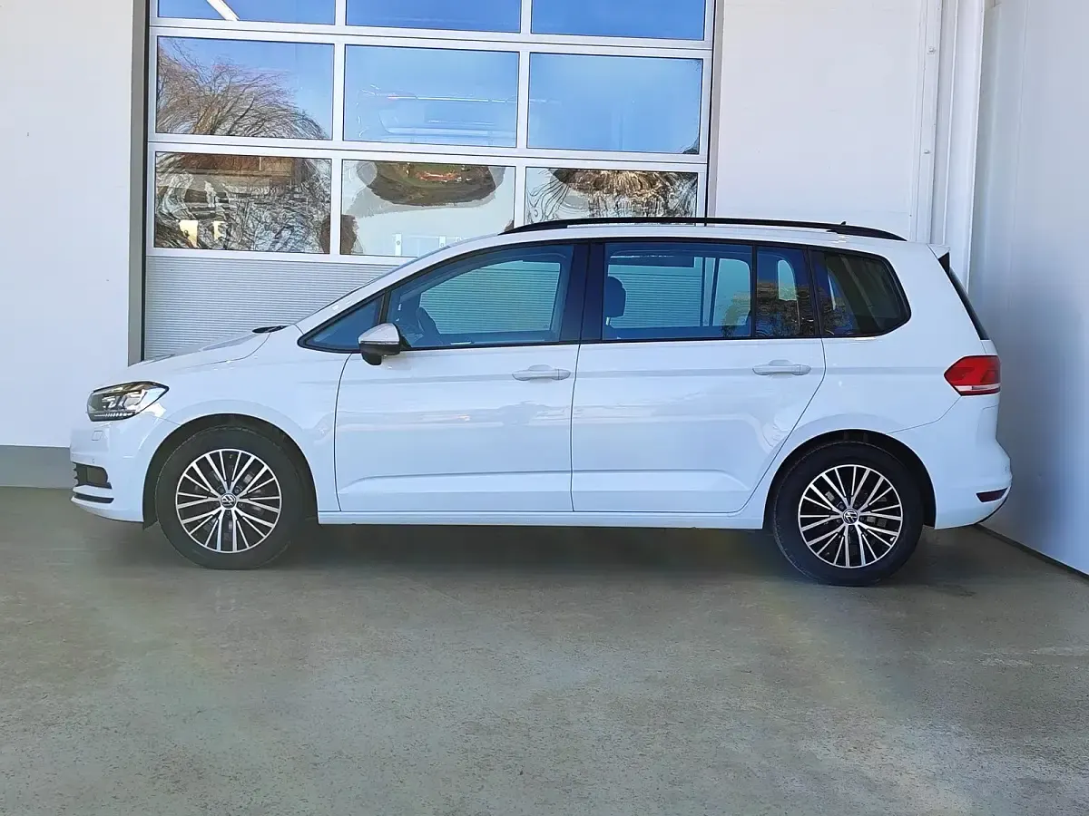 Gebraucht VW Touran Comfortline 122 PS (89 kW) 2022 Pure white Van / Kleinbus