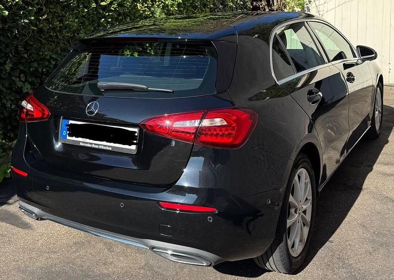Gebraucht Mercedes A180 116 PS (85 kW) 2019 Schwarz Limousine