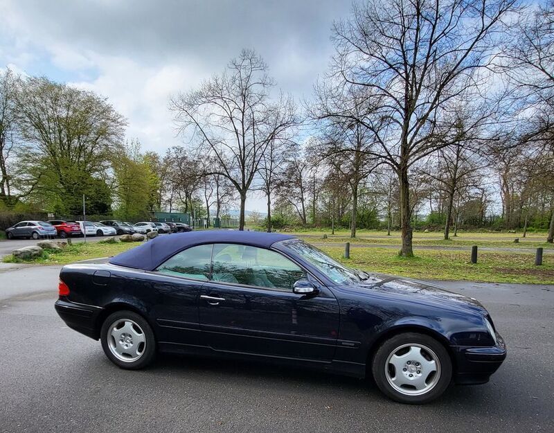 Blau Gebraucht 2002 Mercedes CLK320 Elegance Cabrio | 18.500 € - Bild 1/4