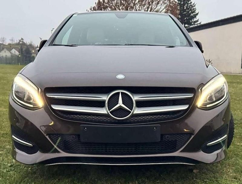 Braun Gebraucht 2016 Mercedes B200 Van / Kleinbus | 14.900 € (Fairer Preis) - Bild 1/4