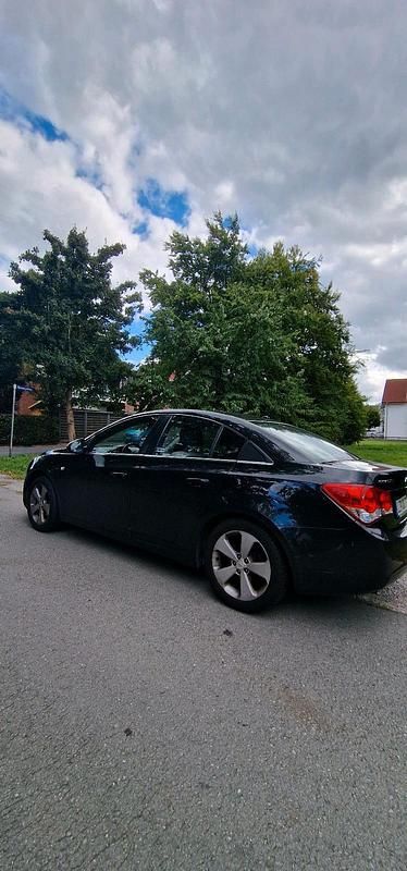 Schwarz Gebraucht 2011 Chevrolet Cruze Limousine | 4.000 € (Fairer Preis) - Bild 1/4
