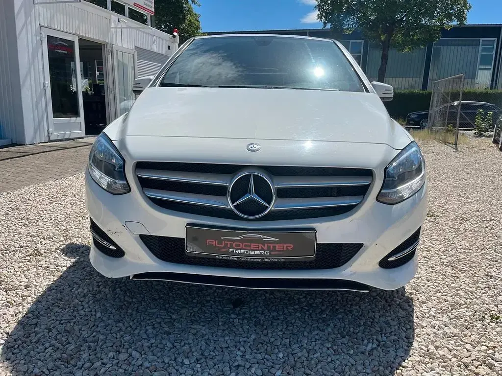 Gebraucht Mercedes B180 109 PS (80 kW) 2014 Weiß Kleinwagen