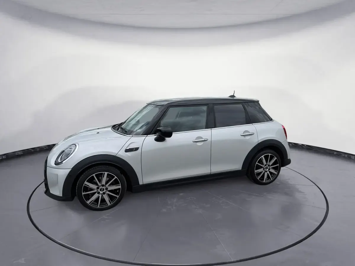 Używany Mini Cooper S Classic 178 KM (130 kW) 2021 Srebrny Hatchback