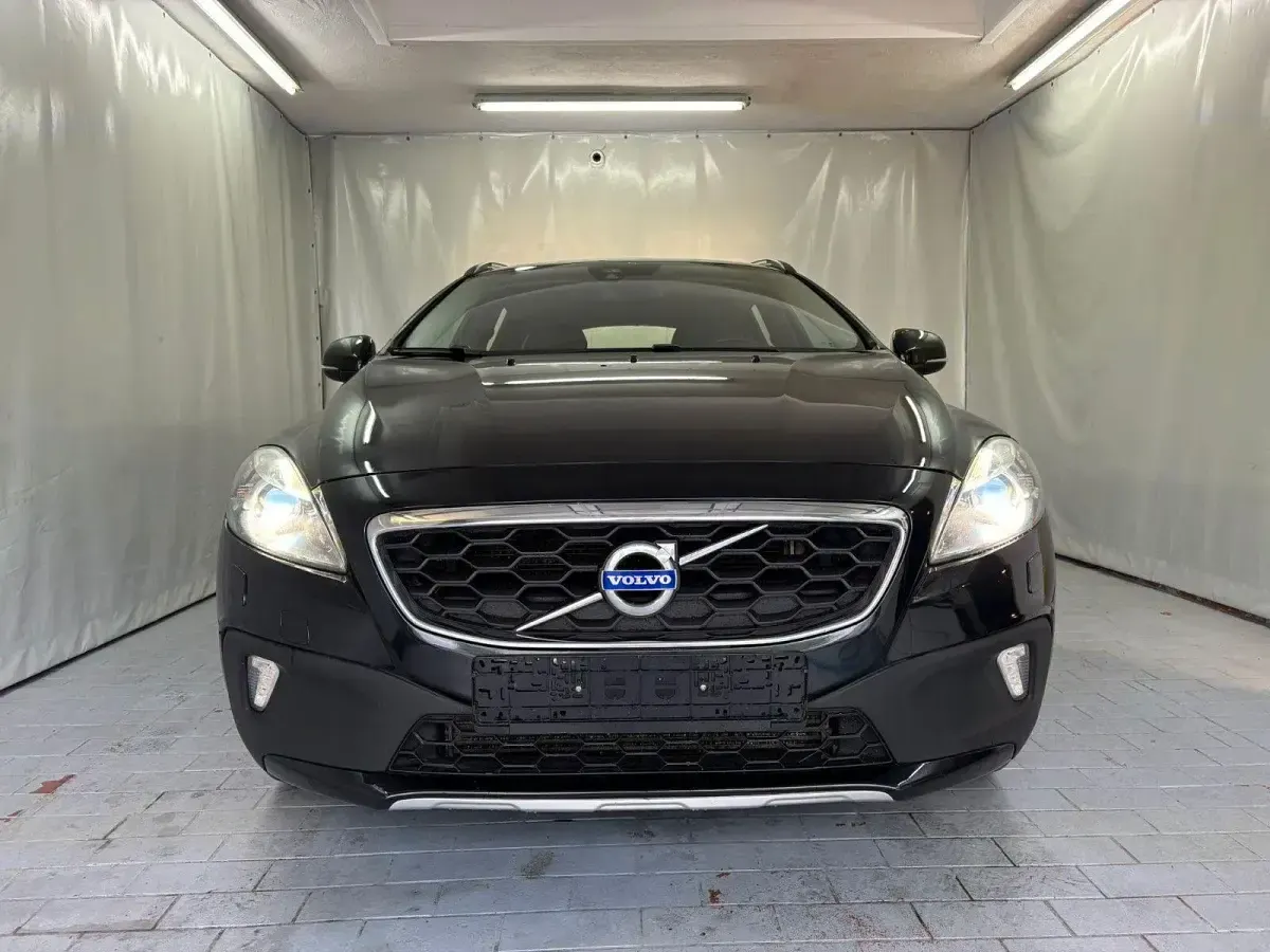 Gebraucht Volvo V40 Momentum 114 PS (83 kW) 2014 Schwarz Limousine