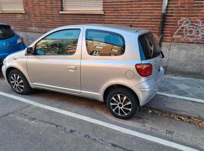 Grau Gebraucht 2004 Toyota Yaris Kleinwagen | 1.900 € (Fairer Preis) - Bild 1/1