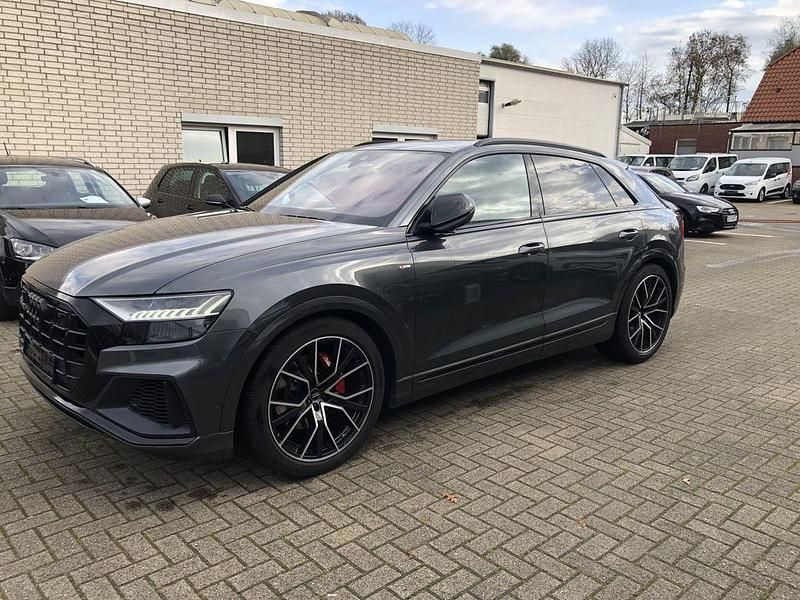 Grau Gebraucht 2020 Audi Q8 S-Line SUV | 55.700 € (Teuer) - Bild 1/4
