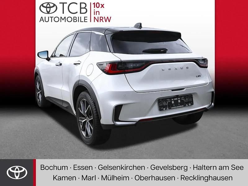 Gebraucht Lexus LBX 136 PS (100 kW) 2024 Titaniumweiß/dach samtschwarz SUV