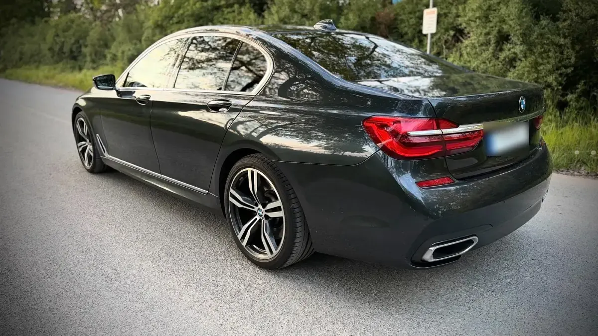 Gebraucht BMW 750 M Sport 400 PS (294 kW) 2018 Schwarz Limousine