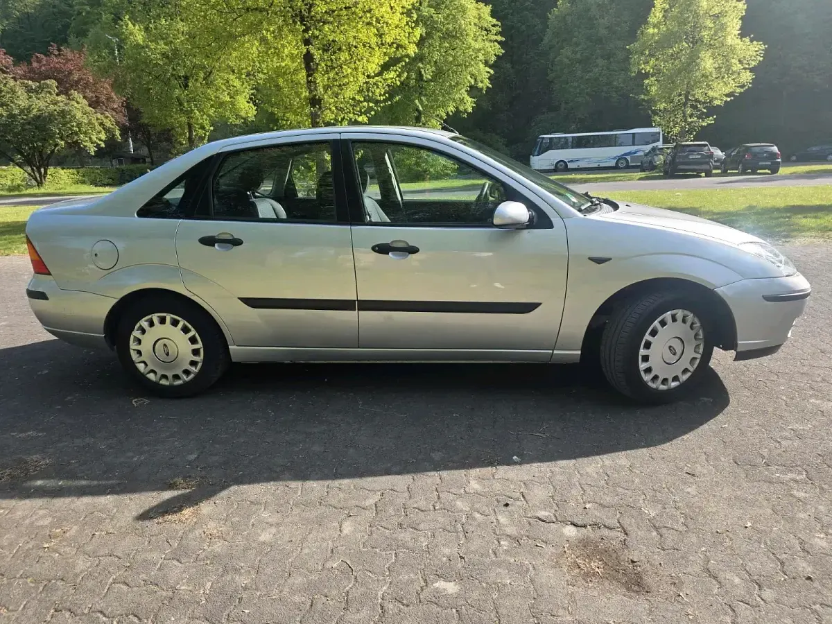 Second-hand Ford Focus 100 CP (73 kW) 2004 Argintiu Berlinǎ