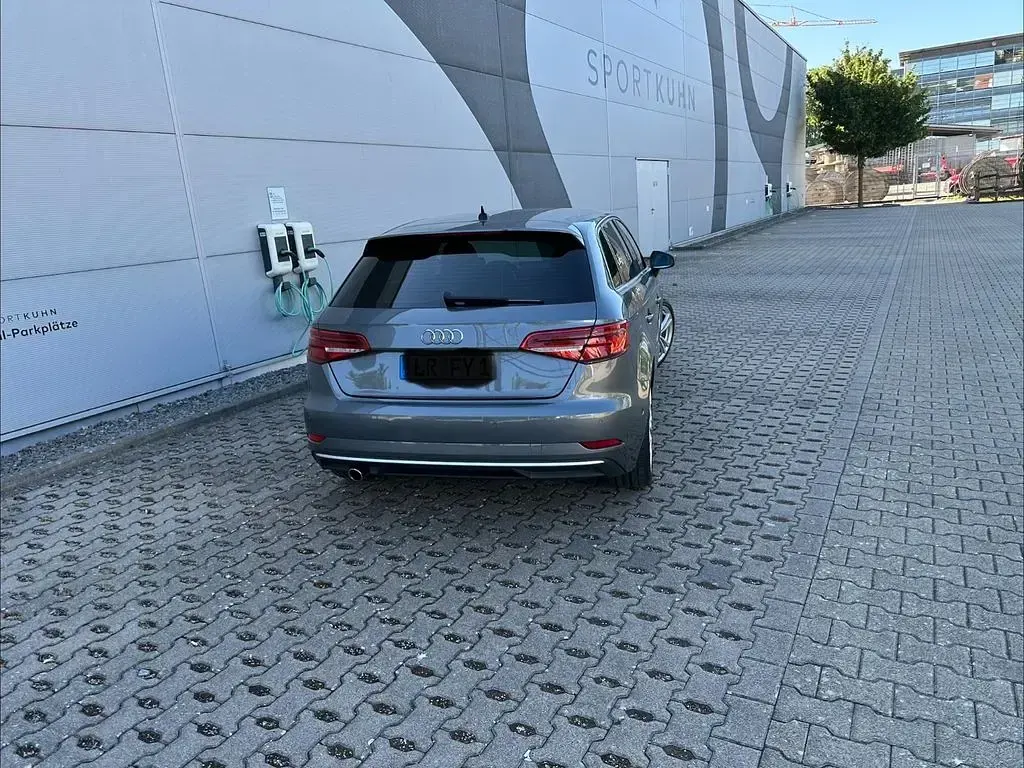Gebraucht Audi A3 Sport 116 PS (85 kW) 2018 Grau Limousine
