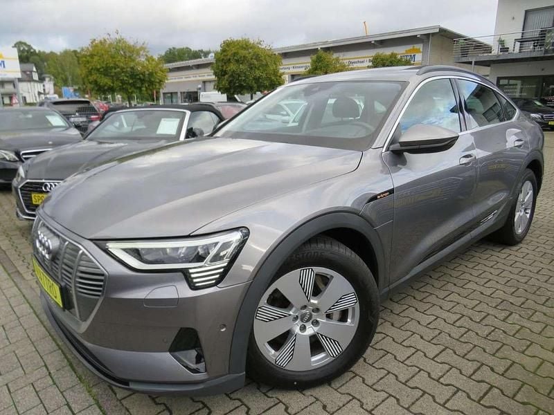 Grau Gebraucht 2020 Audi e-tron Sportback Sport SUV | 29.990 € (Guter Preis) - Bild 1/4